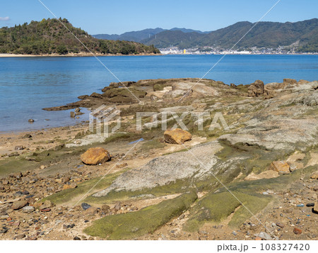 佐木島(広島県三原市)の海岸と瀬戸内海の風景。 佐木島(広島県三原市)の海岸と瀬戸内海の風景。 108327420