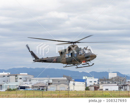 八尾駐屯地に着陸する陸上自衛隊のUH-2ヘリコプター 八尾駐屯地に着陸する陸上自衛隊のUH-2ヘリコプター 108327693
