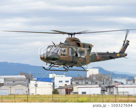 八尾駐屯地に着陸する陸上自衛隊のUH-2ヘリコプター 108327694