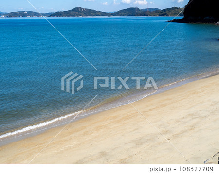 佐木島(広島県三原市)の砂浜海岸と穏やかで美しい瀬戸内海の風景。 108327709