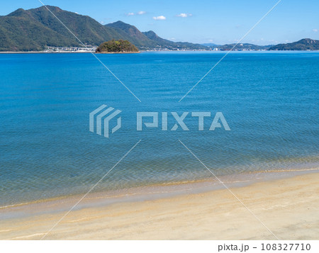 佐木島(広島県三原市)の砂浜海岸と穏やかで美しい瀬戸内海の風景。 佐木島(広島県三原市)の砂浜海岸と穏やかで美しい瀬戸内海の風景。 108327710