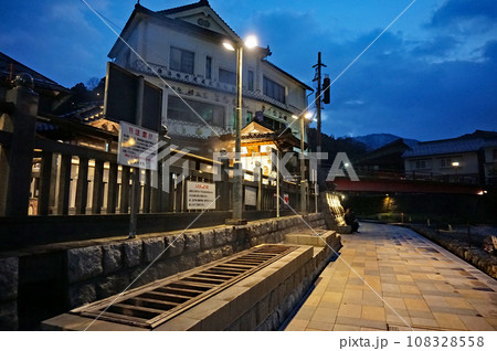 情緒ある湯村温泉の荒湯, 新温泉町, 美方郡, 兵庫県, 日本 情緒ある湯村温泉の荒湯, 新温泉町, 美方郡, 兵庫県, 日本 108328558