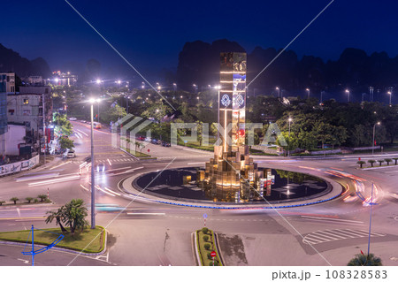 ベトナムハロン市のクロックタワーのある交差点とハロン湾の夜景 ベトナムハロン市のクロックタワーのある交差点とハロン湾の夜景 108328583