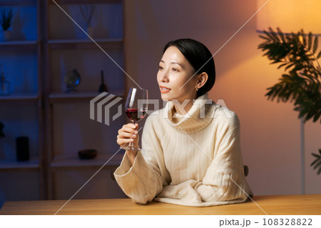 ワインを飲む女性 ワインを飲む女性 108328822
