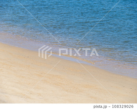 青く美しい海の砂浜の波打ち際。 108329026