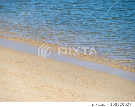 青く美しい海の砂浜の波打ち際。 108329027