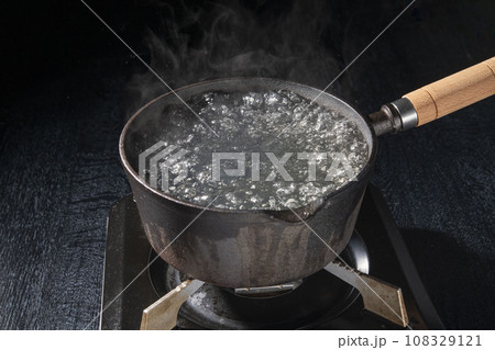 鉄鍋でお湯を沸かす 鉄鍋でお湯を沸かす 108329121