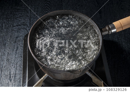鉄鍋でお湯を沸かす 108329126