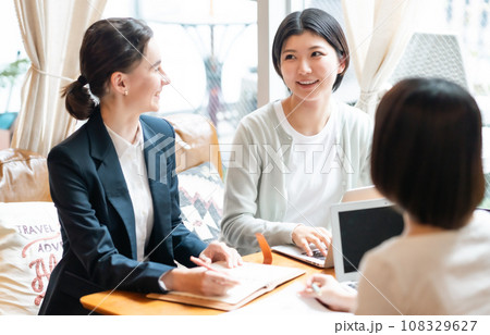 グローバルな企業で働くビジネスウーマン グローバルな企業で働くビジネスウーマン 108329627