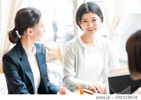 グローバルな企業で働くビジネスウーマン 108329628