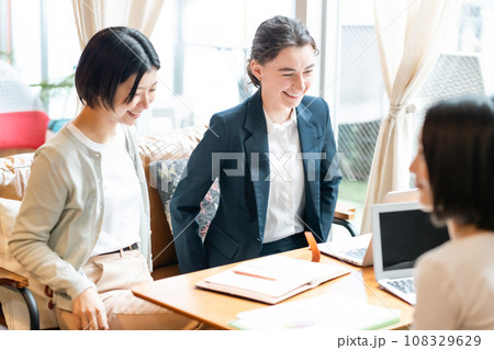 グローバルな企業で働くビジネスウーマン 108329629