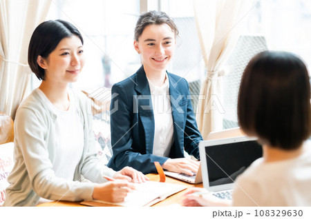 グローバルな企業で働くビジネスウーマン 108329630