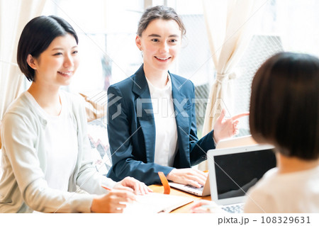 グローバルな企業で働くビジネスウーマン 108329631