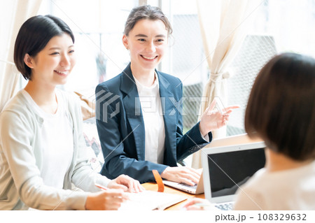 グローバルな企業で働くビジネスウーマン グローバルな企業で働くビジネスウーマン 108329632