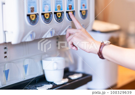 ドリンクバーで休憩をとる若い女性　顔無し 108329639