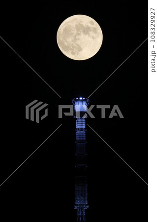 中秋の名月と東京スカイツリー 002 中秋の名月と東京スカイツリー 002 108329927