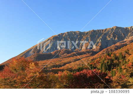 大山鍵掛峠の紅葉 3 大山鍵掛峠の紅葉 3 108330095