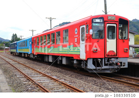 秋田内陸縦貫鉄道の3両形態(AN-8806等)角館行き(阿仁合駅) 秋田内陸縦貫鉄道の3両形態(AN-8806等)角館行き(阿仁合駅) 108330510
