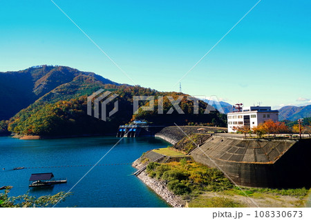 九頭竜ダム　ロックフィルダムの秋 108330673