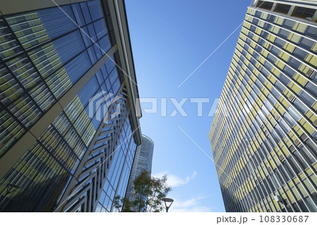 青空とビルと都市風景 青空とビルと都市風景 108330687