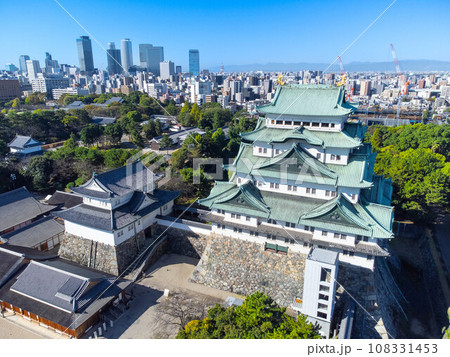 10月愛知 名古屋城・天守閣と名古屋駅周辺の高層ビル群 10月愛知 名古屋城・天守閣と名古屋駅周辺の高層ビル群 108331453