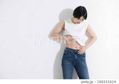 お腹周りで使いやすいダイエットの顔無しイメージ右にコピースペースあり	 108331614