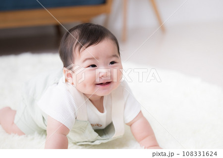 メチャクチャ尊い幸せそうな笑顔のふっくらしたモチモチの赤ちゃん メチャクチャ尊い幸せそうな笑顔のふっくらしたモチモチの赤ちゃん 108331624