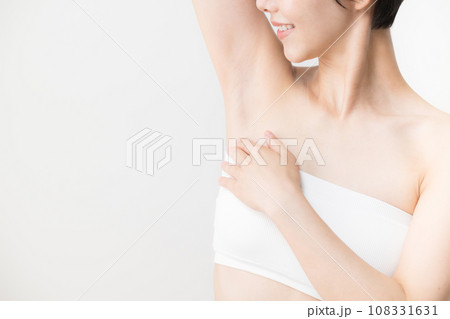 アジア系女性の脇の脱毛、エステや美容の手入れの顔無しイメージ　	 108331631