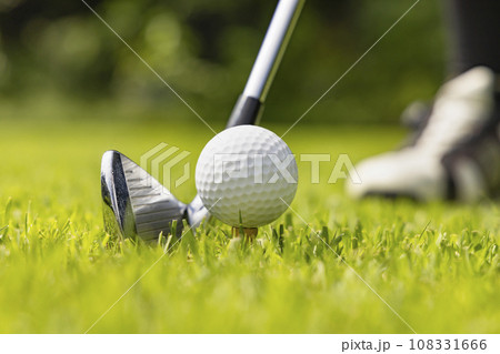 新緑が綺麗なゴルフ場 108331666
