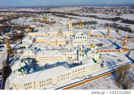 Winter view of the Epiphany Staro-Golutvina monastery in Kolomna Winter view of the Epiphany Staro-Golutvina monastery in Kolomna 108332080