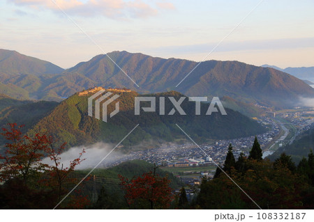 立雲峡からの竹田城跡(雲海なし・10月)【兵庫県朝来市】 立雲峡からの竹田城跡(雲海なし・10月)【兵庫県朝来市】 108332187