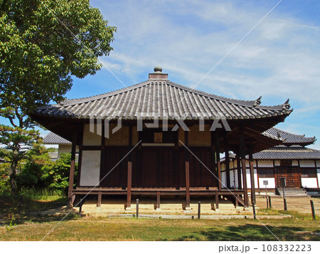 法起寺　聖天堂の横側 108332223