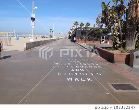 カリフォルニア ハモサビーチ マンハッタンビーチへ続くビーチウォーク  108332247
