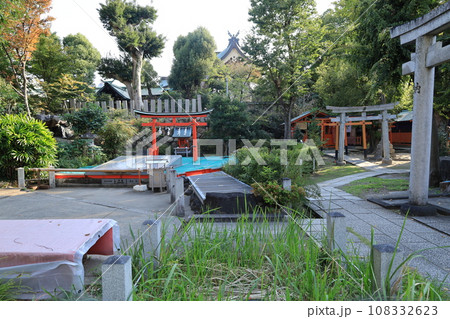 日本の神社：大阪市の生國魂神社（いくくにたまじんじゃ）境内にある摂社の風景 108332623