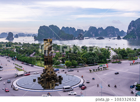ベトナムハロン市のクロックタワーのある交差点とハロン湾の朝 108332632