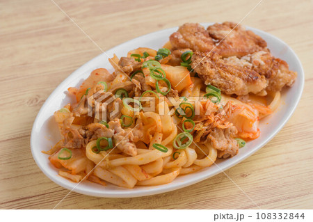 キムチ焼きうどんと鶏唐揚げ 108332844