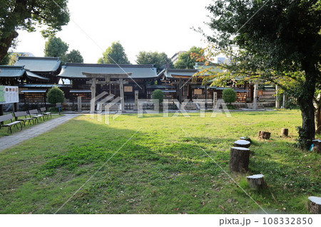日本の神社：大阪市の生國魂神社（いくくにたまじんじゃ）境内にある摂社の風景 108332850