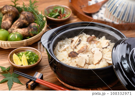 秋の料理 土鍋で炊いた炊き立ての 松茸ご飯 松茸ごはん 108332971