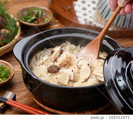 秋の料理 土鍋で炊いた炊き立ての 松茸ご飯 松茸ごはん 108332975