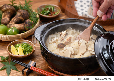 秋の料理 土鍋で炊いた炊き立ての 松茸ご飯 松茸ごはん 秋の料理 土鍋で炊いた炊き立ての 松茸ご飯 松茸ごはん 108332979