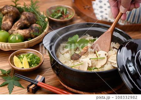 秋の料理 土鍋で炊いた炊き立ての 松茸ご飯 松茸ごはん 108332982