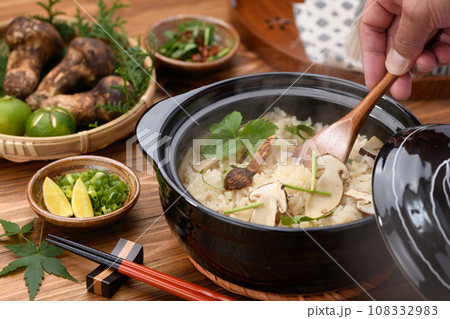 秋の料理 土鍋で炊いた炊き立ての 松茸ご飯 松茸ごはん 108332983