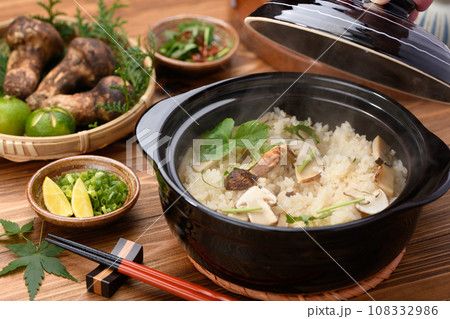 秋の料理 土鍋で炊いた炊き立ての 松茸ご飯 松茸ごはん 108332986