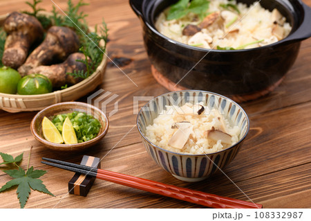秋の料理 土鍋で炊いた炊き立ての 松茸ご飯 松茸ごはん 秋の料理 土鍋で炊いた炊き立ての 松茸ご飯 松茸ごはん 108332987