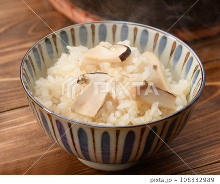 秋の料理 土鍋で炊いた炊き立ての 松茸ご飯 松茸ごはん 108332989