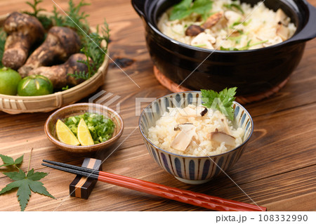 秋の料理 土鍋で炊いた炊き立ての 松茸ご飯 松茸ごはん 108332990
