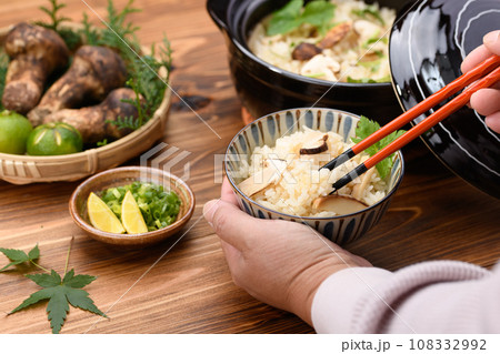 秋の料理 土鍋で炊いた炊き立ての 松茸ご飯 松茸ごはん 108332992