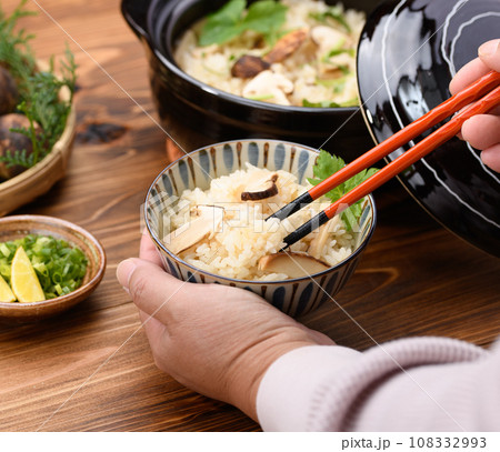 秋の料理 土鍋で炊いた炊き立ての 松茸ご飯 松茸ごはん 秋の料理 土鍋で炊いた炊き立ての 松茸ご飯 松茸ごはん 108332993