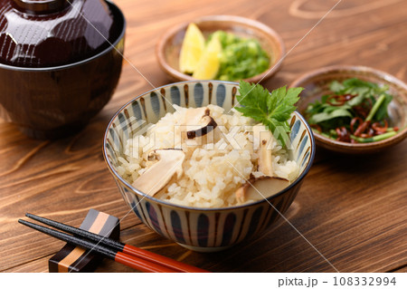 秋の料理 土鍋で炊いた炊き立ての 松茸ご飯 松茸ごはん 秋の料理 土鍋で炊いた炊き立ての 松茸ご飯 松茸ごはん 108332994