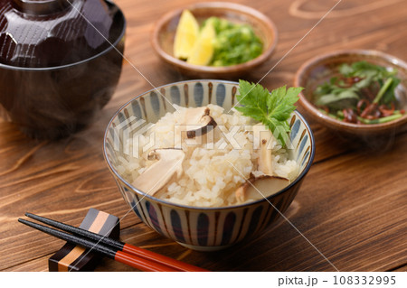 秋の料理 土鍋で炊いた炊き立ての 松茸ご飯 松茸ごはん 秋の料理 土鍋で炊いた炊き立ての 松茸ご飯 松茸ごはん 108332995